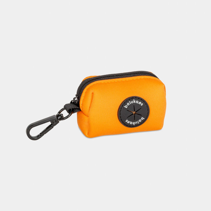 Dispensador de bolsas para caca de perro baluka Pocket en color naranja con cierre y clip
