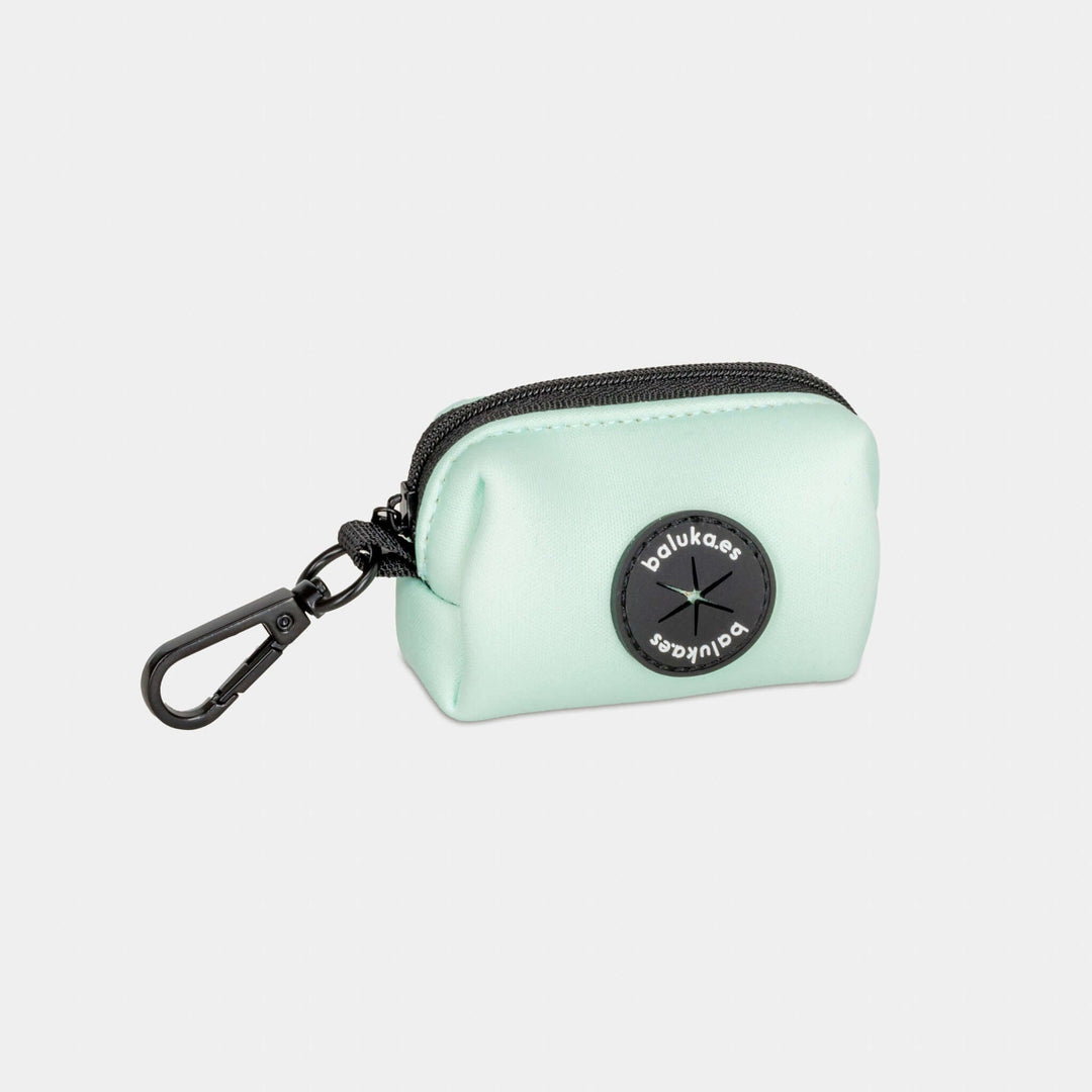Dispensador de bolsas para caca de perro baluka Pocket en color verde menta con gancho.