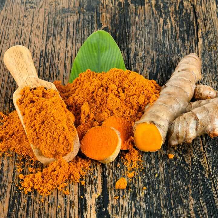 Anti-inflamatorio para Perros y Gatos con Vitaminas y Cúrcuma - balukaVIT, cúrcuma en polvo y raíz fresca.