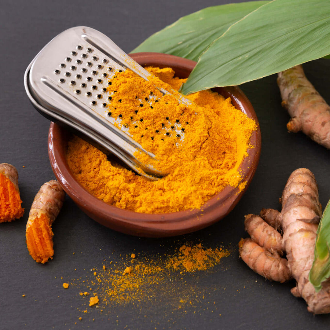 Antiinflamatorio para Perros y Gatos con Vitaminas y Cúrcuma - balukaVIT, cúrcuma en polvo en un tazón.