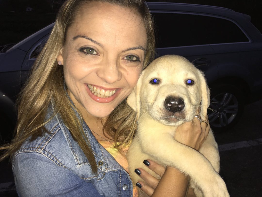 maria jose cordero con su perro labrador cachorro